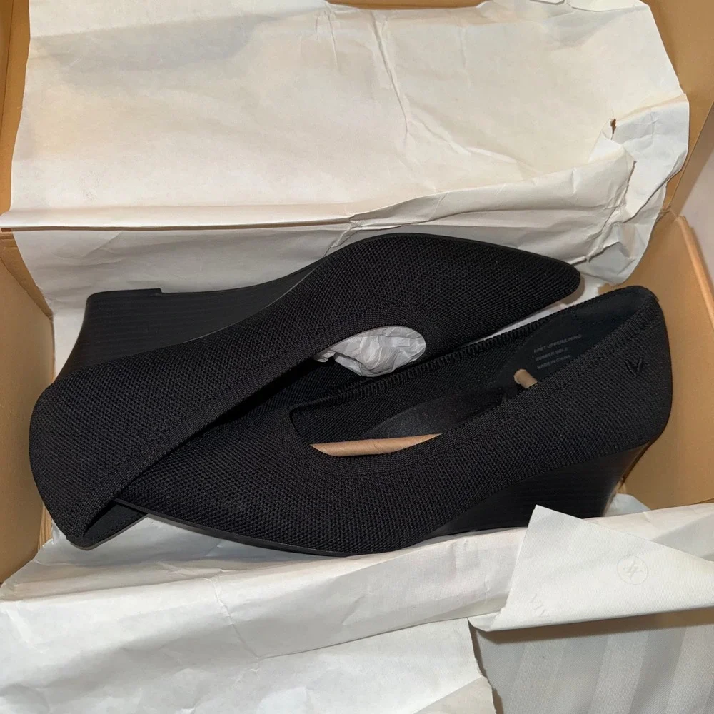 Vivaia black pointed